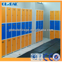 Plastikschrank in Orange und Blau